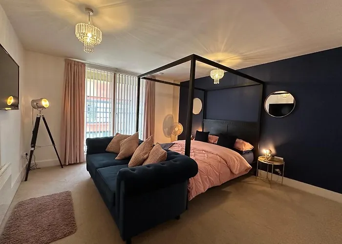 Spacious Luxury Waterfront Apartment